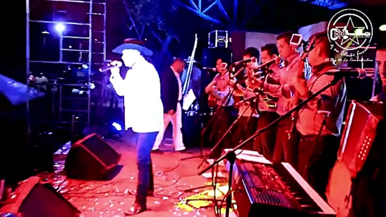 Che Luis cantando en tarima con su Combo Fusión durante un show en vivo